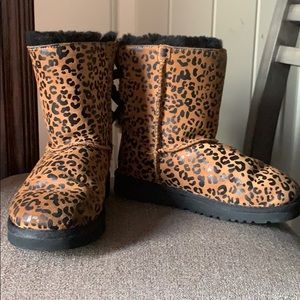 Uggs: Brown Cheetah Print .Size: 3